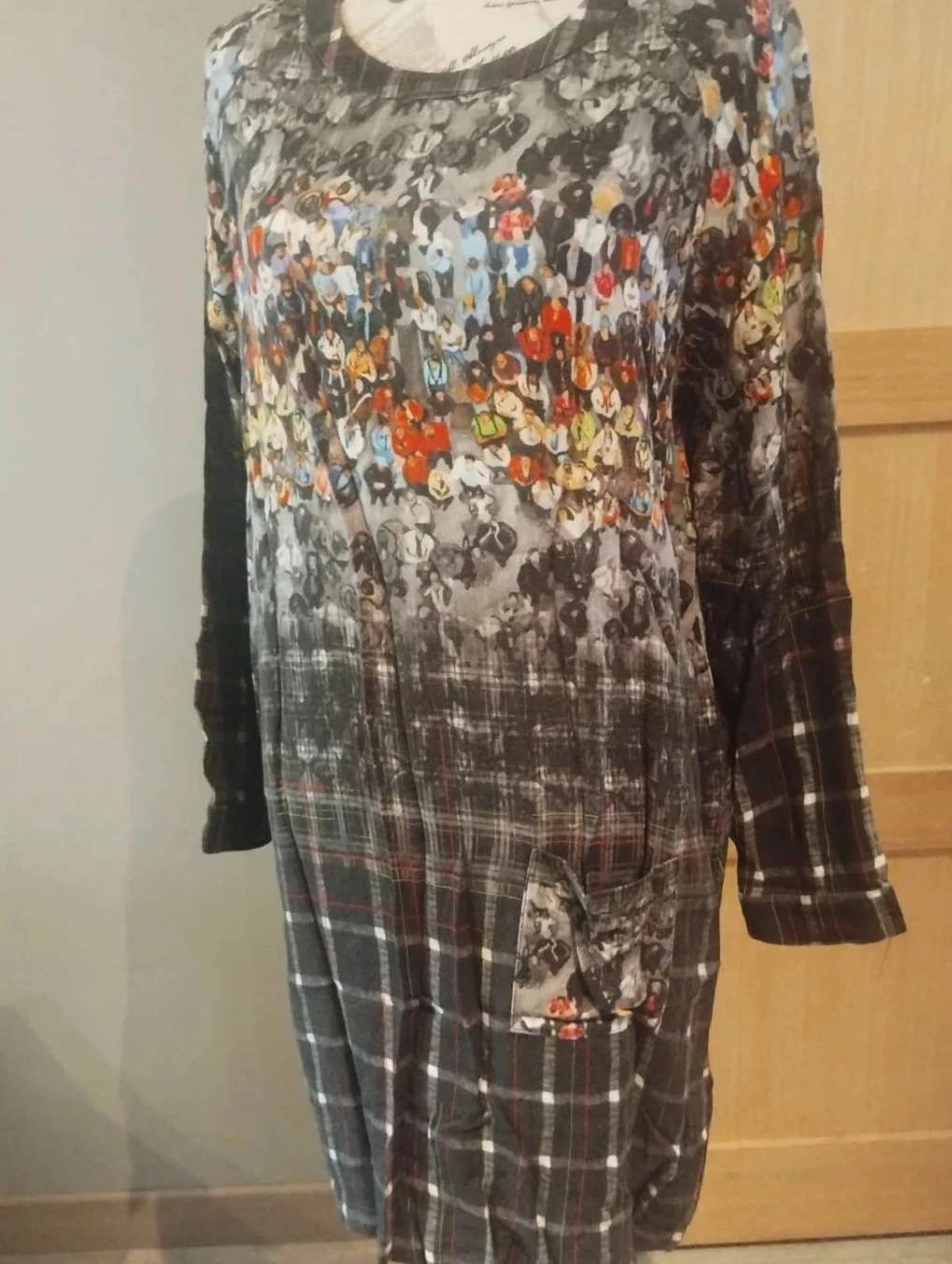 Robe à carreaux et personnages manches longues Aventure des toiles T44